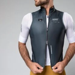 Gilet Antivento Gobik Plus 2.0 Meteor -Ricambi Bici Pro gilet antivento gobik plus 2 0 meteor 4